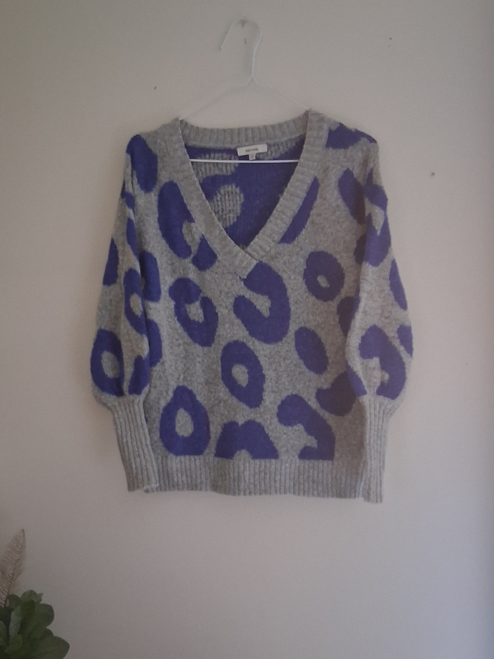 Kensie Gray V-Neck Sweater with Purple/ Blue Leopard Print